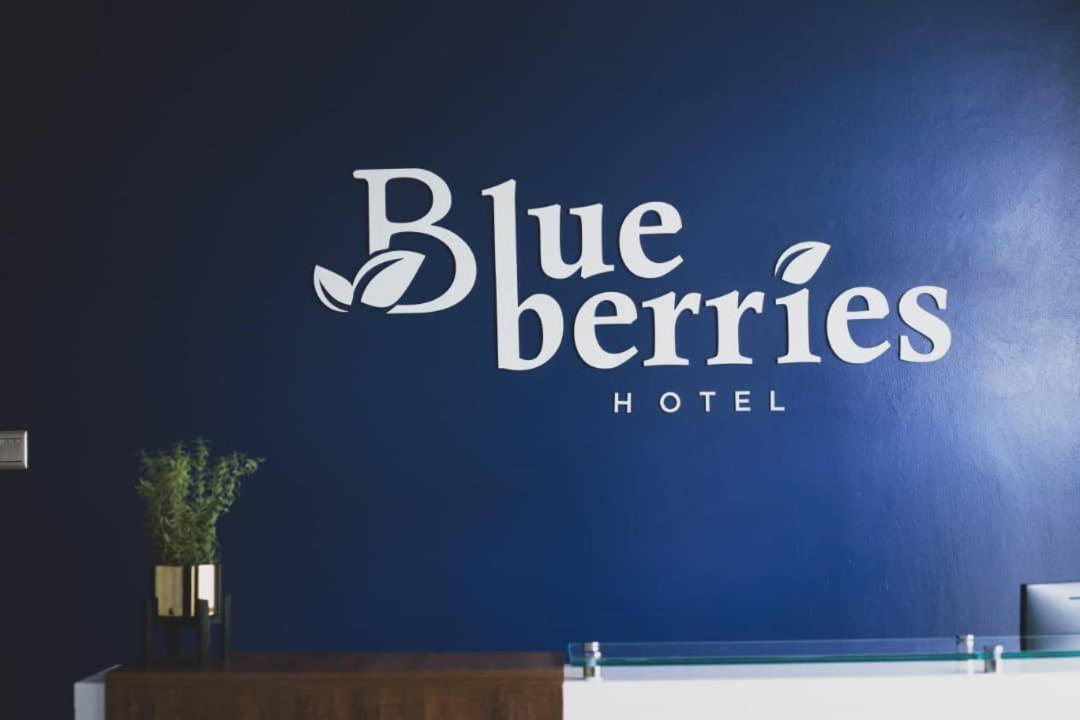 Blue Berries Hotel Ентебе Екстериор снимка