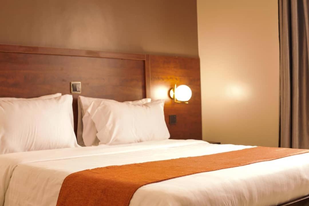 Blue Berries Hotel Ентебе Екстериор снимка