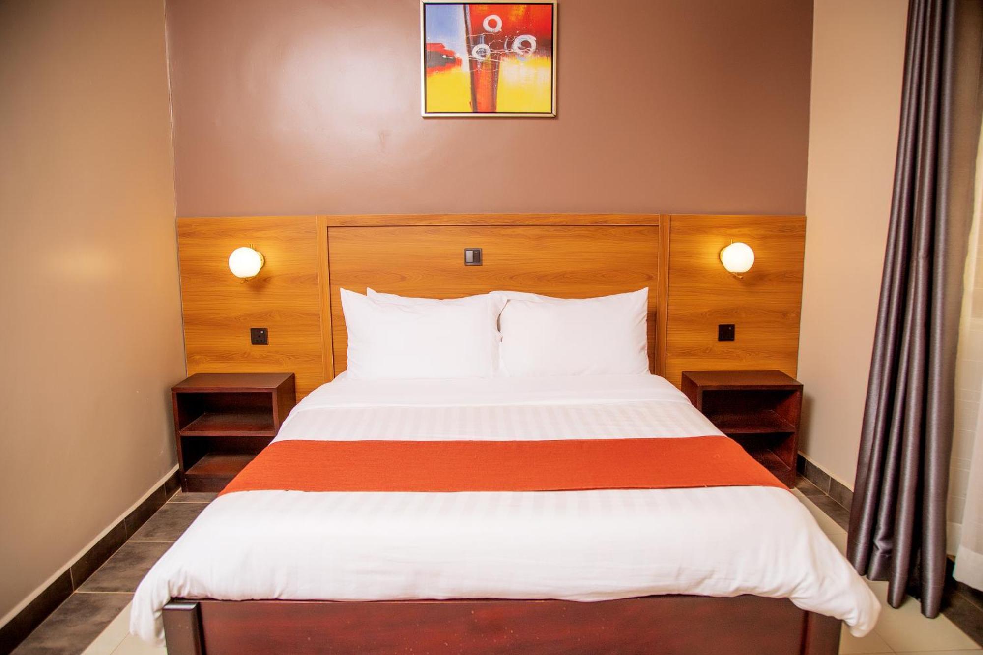 Blue Berries Hotel Ентебе Екстериор снимка