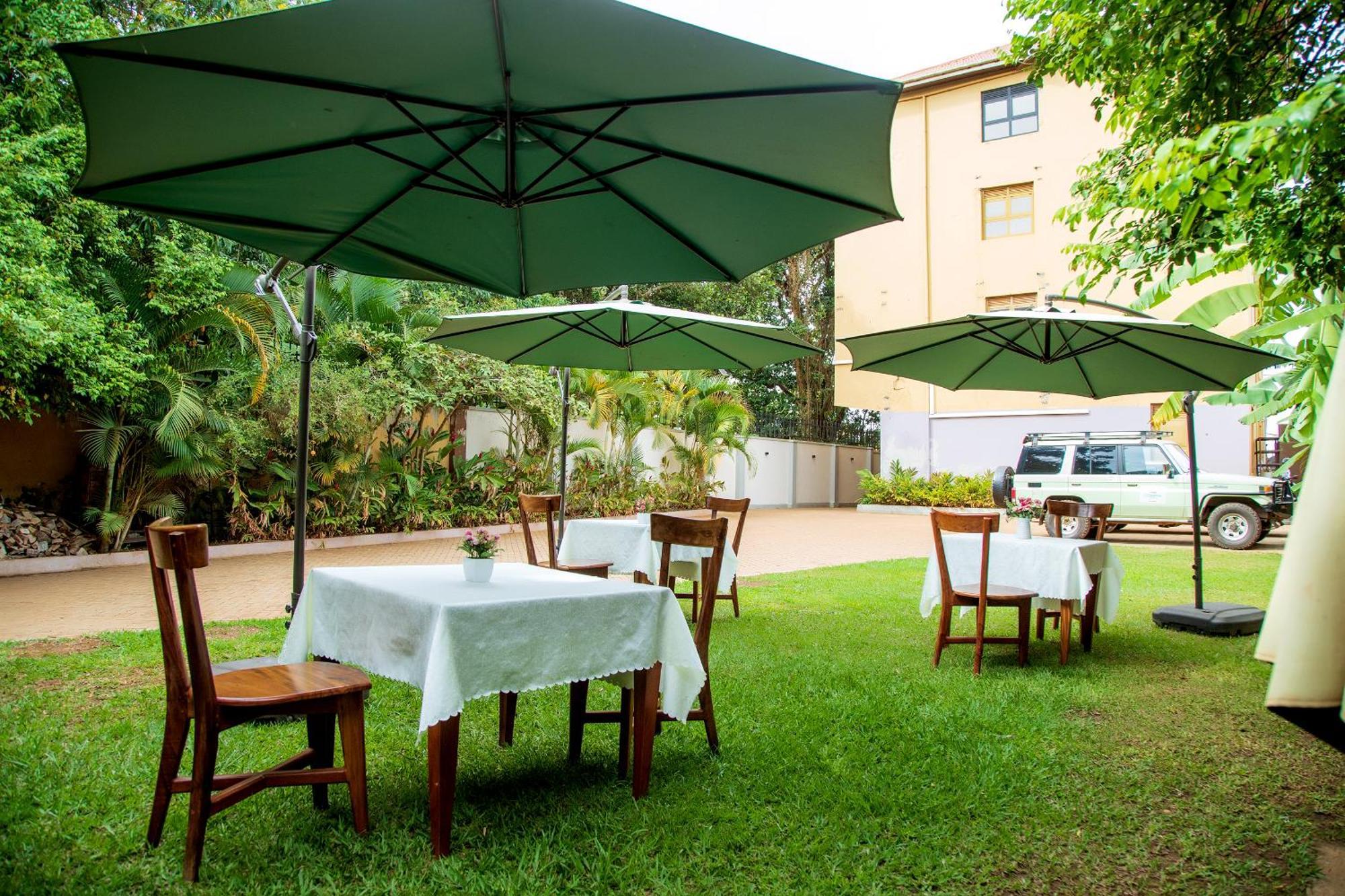 Blue Berries Hotel Ентебе Екстериор снимка