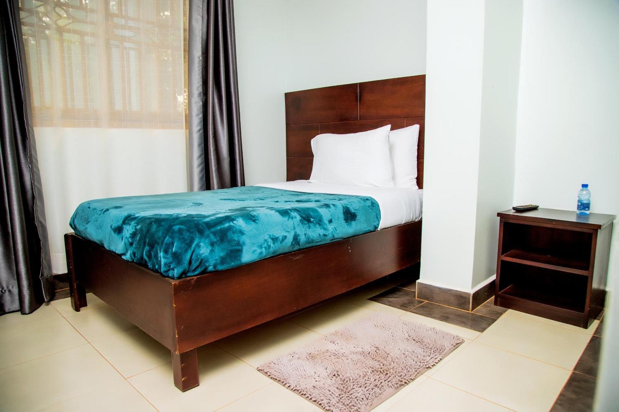 Blue Berries Hotel Ентебе Екстериор снимка