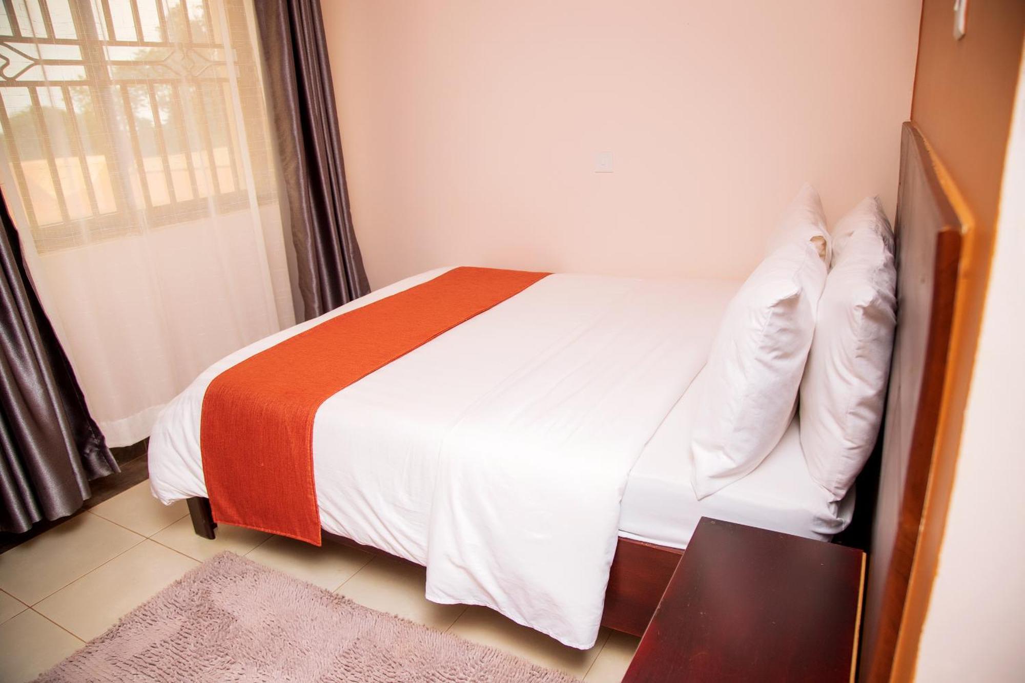 Blue Berries Hotel Ентебе Екстериор снимка