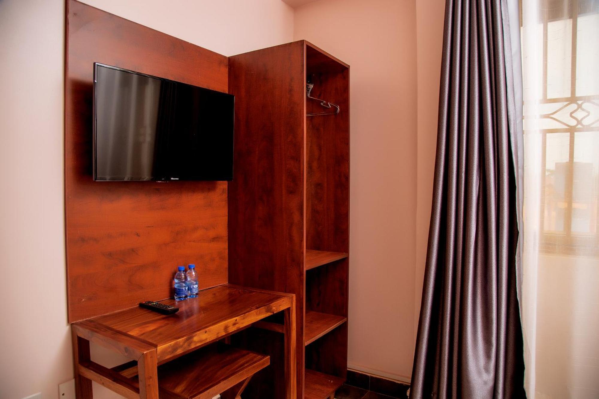 Blue Berries Hotel Ентебе Екстериор снимка