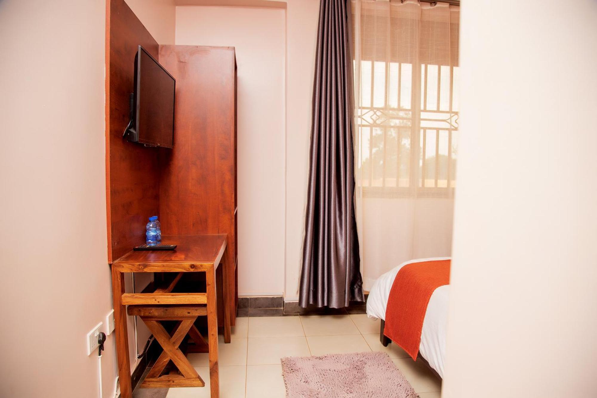 Blue Berries Hotel Ентебе Екстериор снимка